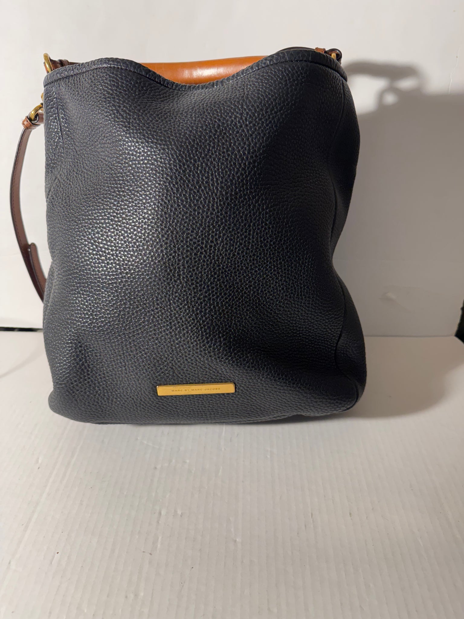 Marc Jacobs Leather Tote
Crossbody Bag