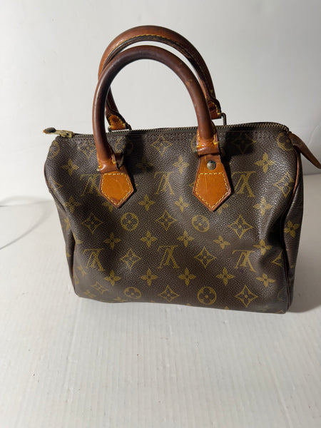 LOUIS VUITTON 
Monogram Speedy Bandouliere