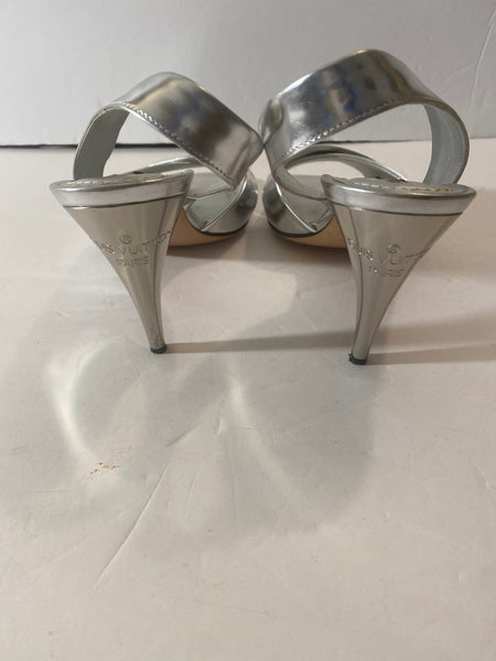 Louis Vuitton Silver Patent Leather Slingback Sandals Sz: 39.5/9